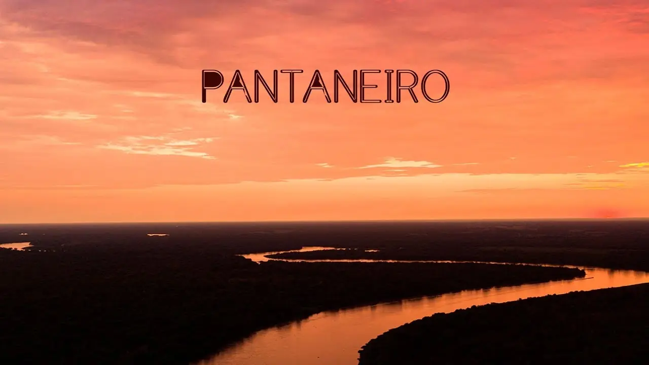 Pôr do sol sobre um rio do Pantanal, com o título Pantaneiro.